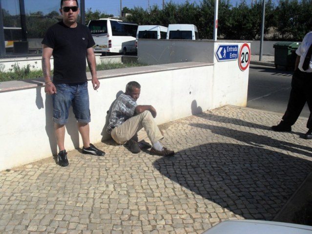 O pai da menina e o indivíduo aguardando pela GNR