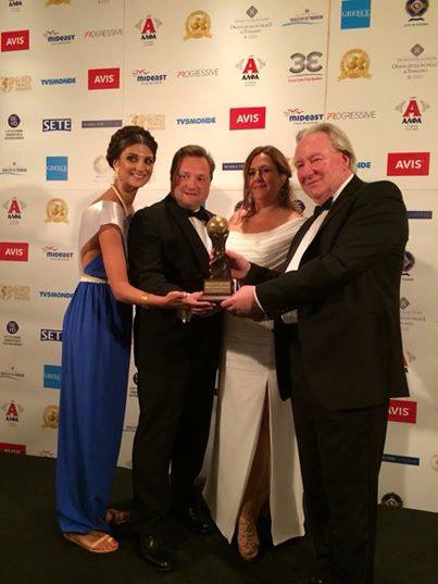 Joachim Hartl, diretor do Conrad Algarve, recebendo o prémio de Melhor Resort de Luxo da Europa