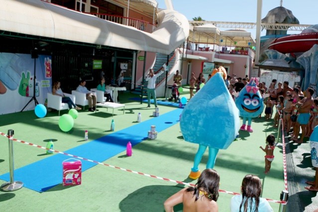 Nino e Nina, mascotes do Parque Aquashow dançam para a plateia