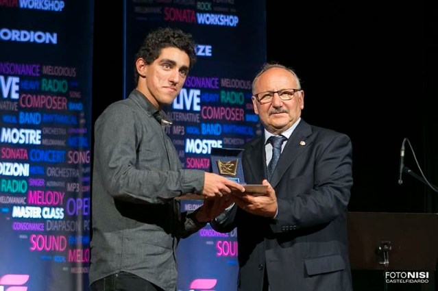 João Filipe Guerreiro recebendo o prémio