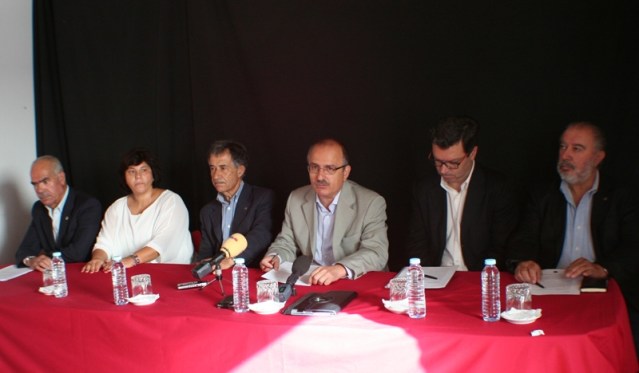Pedro Oliveira e Ana Machado (vereadores); Adriano Pimpão (presidente Assembleia Municipal); Vítor Aleixo (presidente CM Loulé); Hugo Nunes (vice-presidente da autarquia) e João Martins  (vereador)