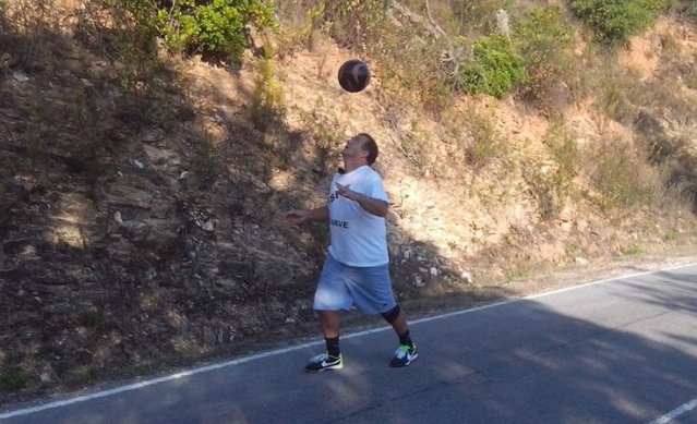 Manuel José Lampreia cabeceando a bola