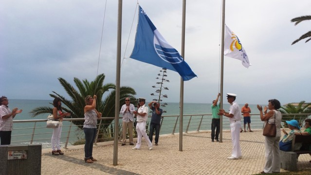 Galardões hasteados em Armação de Pêra