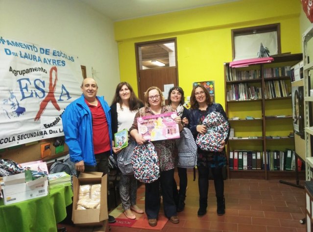 Alvarsol entrega kits de material escolar a Maria Conceição Bernardes, diretora do  Agrupamento Escolar Dr.ª Laura Ayres, em Quarteira