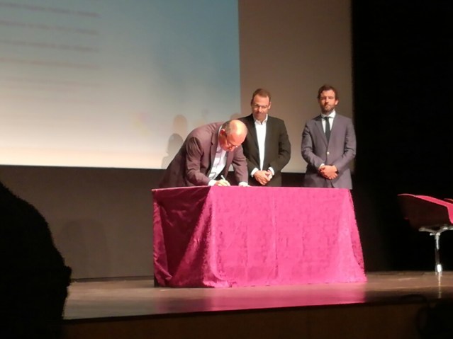 Vítor Aleixo na assinatura da Declaração de Setúbal