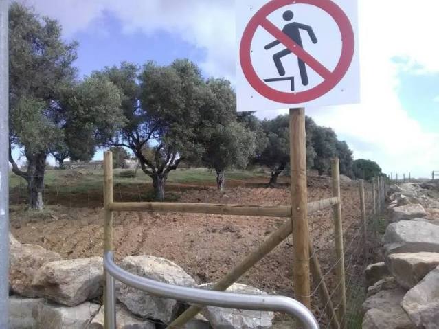 Vedação construída por um privado que impede a passagem pública à zona nascente de Cabanas de Tavira