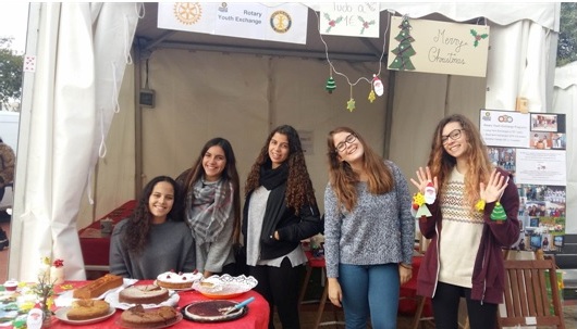 Jovens do Interact Club de Quarteira na banca do Rotary Club de Almancil