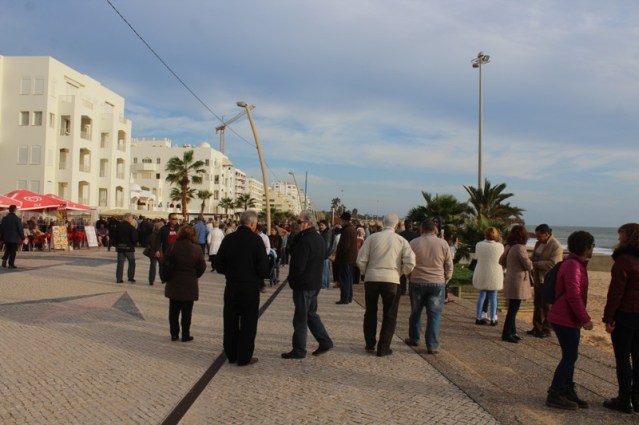 Calçadão de Quarteira cheio de gente em pleno mês de dezembro